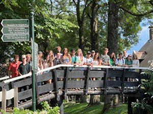 Een foto van de groep op een brug in Giethoorn