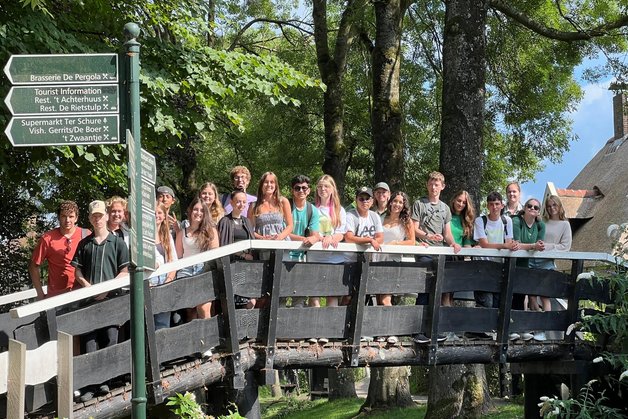 Een foto van de groep op een brug in Giethoorn